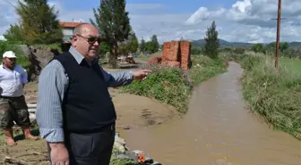 İzmir'de Aşırı Yağış Sonucu Asfalt Çöktü