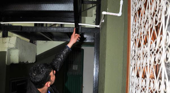 Çaldığı Sucukları Pişirip Yerken Yakalandı