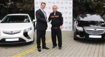 Fatih Terim Çevreci Opel'leri Seçti