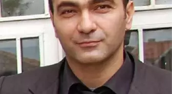 Fedakar Öğretmen, Öğrencilere Kurs Veriyor