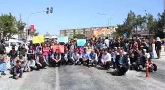 Mersin'de Alt Geçit İçin Karayolunu Kapattılar