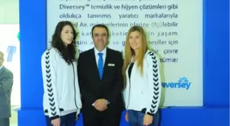 Beşiktaşlı Voleybolcular ve Hentbolcular Sealed Air Standındaydı