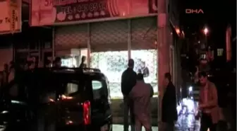 İngiliz Usulü Kuyumcu Soygunu İzmir'in Buca İlçesi'nde, Kapatılmak Üzere Olan Bir Kuyumcunun Camını...