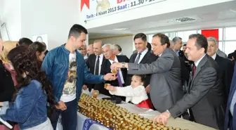 Üniversite Öğrencilerine Bal Dağıtıldı
