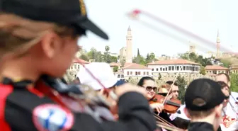 Çocuk Yunuslardan, Teknede Keman Konseri