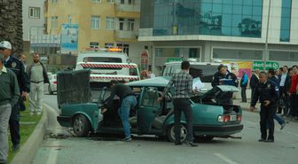 Orta Refüjde Ağaca Çarpan Araç Takla Attı: 1 Yaralı