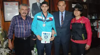 Başkan Sözlü Milli Kareteciyi Ödüllendirdi