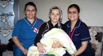 Hastane Personeli, Anne ve Bebeklerini Ziyaret Ediyor