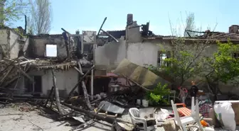 Sevgi Eli, Evi Yanan Aileye Yardım Etti