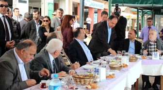 Akil Adamlar İzmir'i Dolaşmaya Devam Ediyor