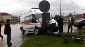 Ambulans Otomobille Çarpıştı: 3 Yaralı