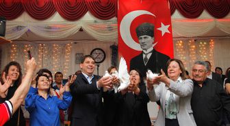 Barış İçin Beyaz Güvercin Uçurdular
