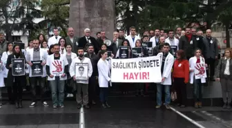 Trabzon'da Doktorlar Sağlık Şehitlerini Anmak ve 'Sağlıkta Şiddete Hayır' Demek İçin Atatürk...