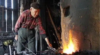 Yarım Asrı Aşkındır Demir Dövüyor