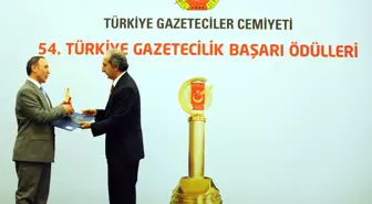 Başarılı Gazeteciler Ödüllendirildi