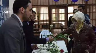 Müftülük Vatandaşlara Gül Dağıttı