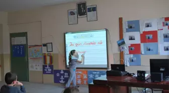 Pazarlar Belediyesi Yakuplar İlkokulu'na Akıllı Tahta Hediye Etti