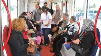 Omü, Tramvayda Kitap Dağıttı