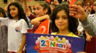 Çocuklar, 23 Nisan'da Tiyatro İzledi