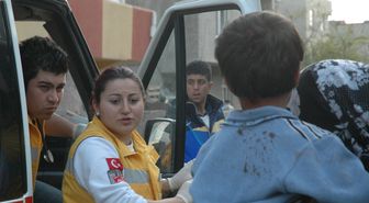Gürültü Yapan Küçük Çocuğun Kafasını Yardı