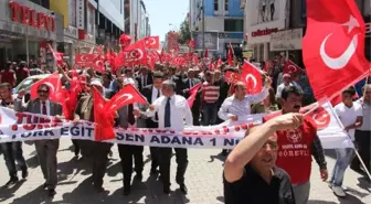 Bayrak Yürüyüşünde 'Akil İnsan' Protestosu