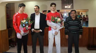 AK Partili Akış'tan Tekvandoculara Çiçek