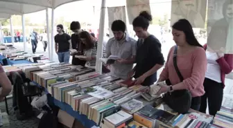 Ankara'da Öğrenci İşi 'Gerçek' Bir Kitap Fuarı
