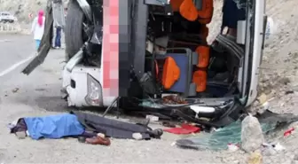 Otobüs Devrildi: 3 Ölü, 25 Yaralı