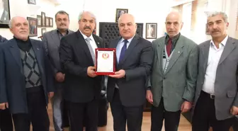 Muhtarlar Derneği'nden Gündüzbey Belediye Başkanına Plaket