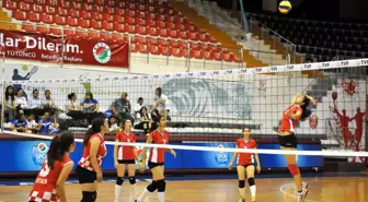 Kız Öğrencilerden Tütüncü'ye Spor Teşekkürü