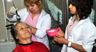 Öğrenciler Kuaförü Yaşlıların Ayağına Getirdi