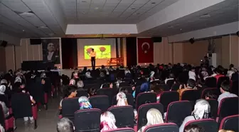 Tosya'da Şiir Dinletisi İzleyicileri Büyüledi