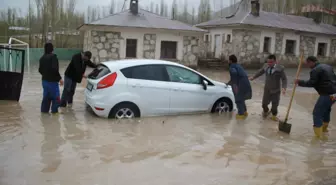 Şiddetli Yağmur Okulun Bahçesini Sular Altında Bıraktı