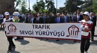 Siirt'te Trafik Haftası Kutlamaları Sevgi Yürüyüşü ile Start Aldı