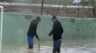 Okulun Bahçesi Göle Döndü