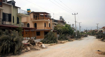 Kuşadası'nda Tepki Çeken Ağaç Kesimi
