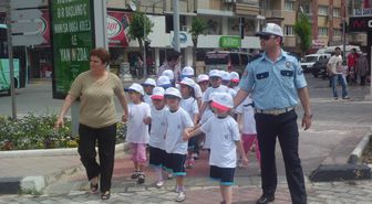 Polisten Minik Öğrencilere Trafik Eğitimi