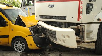 Bursa'da Otomobil Kamyonun Altına Girdi: 6 Yaralı