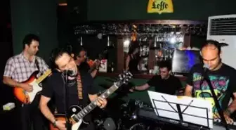 Cerrahların Rock Grubu 'Therocktors' İlk Konserini Verdi