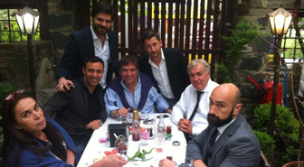 Mustafa Sandal Dostlarıyla Kebap Keyfi Yaptı