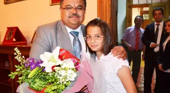 Minik Öğrenciler Başkan Selim Yağcı'yı Makamında Ziyaret Ettiler