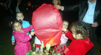 Minik Öğrenciler Şenlikte Dilek Feneri Uçurdu