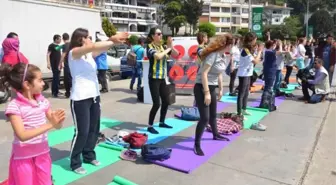 Anneler Gününde Anne-Kız Yoga Yaptılar