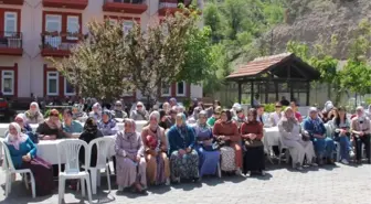 Huzurevindeki Anneler Unutulmadı