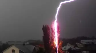 Yıldırım Düşen Evde Yangın Çıktı