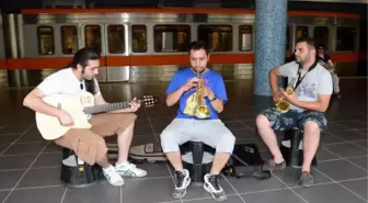 Adana'daki Metroda Her Pazartesi Müzik Dinletisi Var