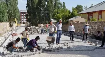 Çaldıran İlçesinde Yağışlı Havaya Rağmen Çalışmalar Sürüyor