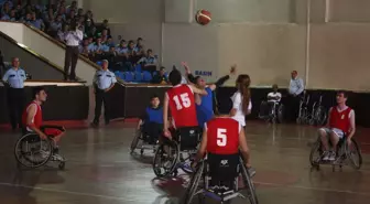 Gaziantep'te Engelli Basketçiler Polis Okulu Öğrencileriyle Maç Yaptı
