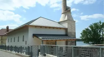 4 Asırlık Tarihi Öziçeli Hacı İbrahim Camii Estergon'da Ziyarete Açıldı