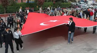 Festivalde Dev Türk Bayraklı Kortej Yürüyüşü